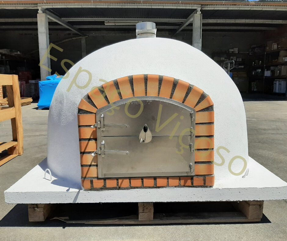 Forno a Lenha Setúbal com Porta em Inox – Elegância e Resistência O Forno a Lenha Setúbal com porta em inox combina tradição artesanal portuguesa com um toque moderno e sofisticado. Fabricado em Portugal, este forno é construído em tijolo refratário laranja, ferro de alta resistência e argamassa especial, assegurando uma cozedura uniforme e excelente retenção de calor. No entanto, o grande destaque é a sua porta em aço inoxidável, que acrescenta durabilidade, praticidade e um design contemporâneo. Além disso, o inox não só confere um acabamento elegante, como também facilita a manutenção e a limpeza, tornando o forno ideal para quem procura funcionalidade sem abrir mão da estética.