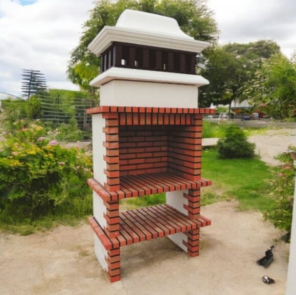 Churrasqueira Liberty 993 em tijolo e betão com prateleira de arrumação, ideal para grelhar a lenha ou carvão em área útil ampla.