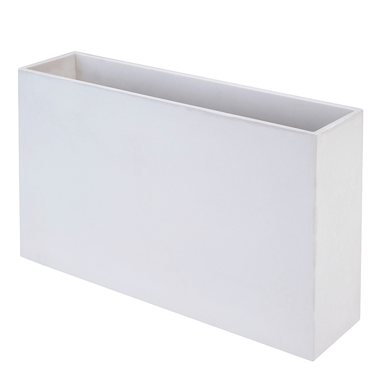 Floreira Skuare 100 em betão reforçado com fibras, combina design moderno e resistência, perfeita para espaços interiores e exteriores.