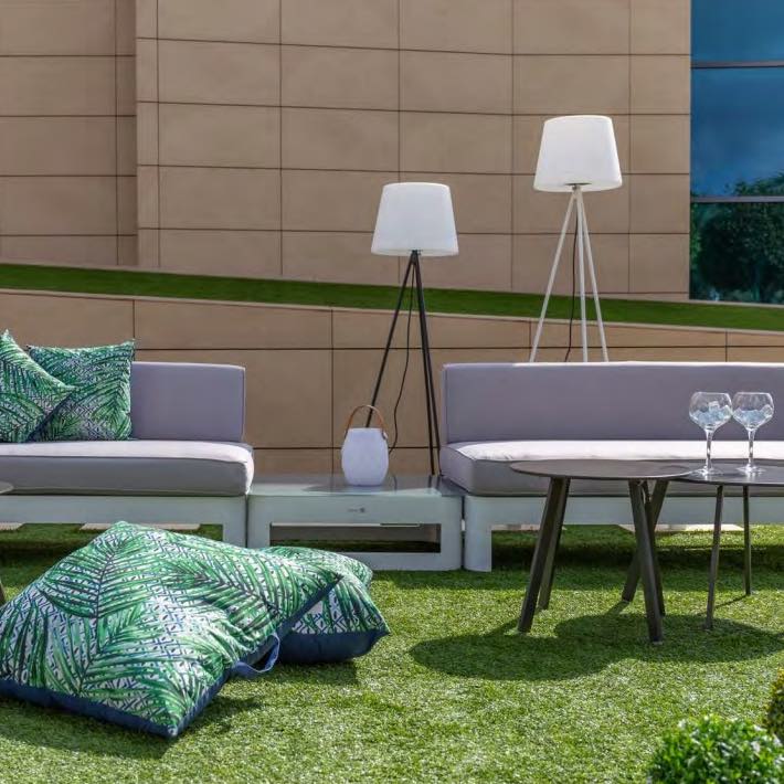 espacovicoso-mobiliario-jardim Mobiliário de jardim com sofás, espreguiçadeiras, floreiras, vasos decorativos e objetos de exterior para espaços ao ar livre.