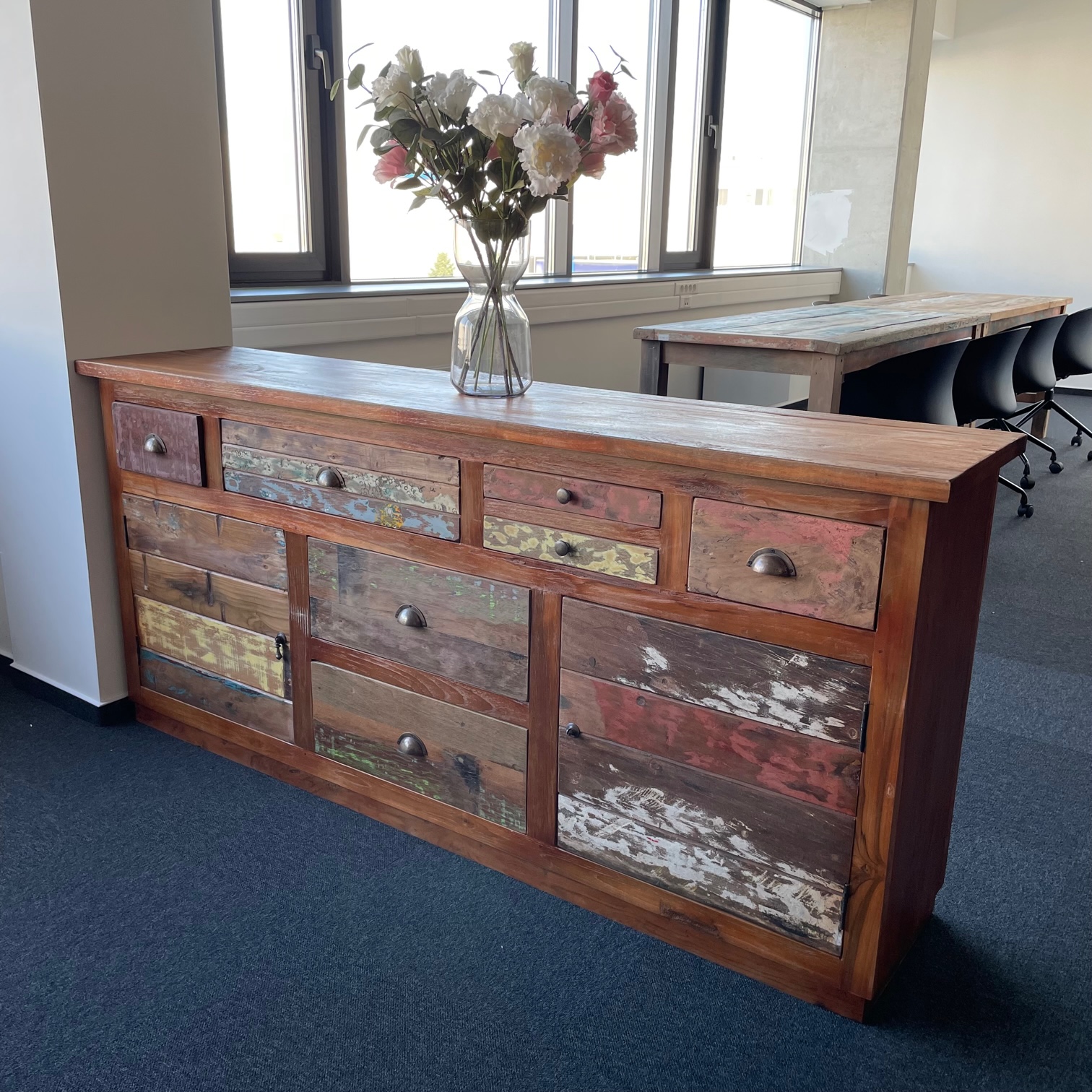 Aparador rústico em madeira reciclada com gavetas coloridas