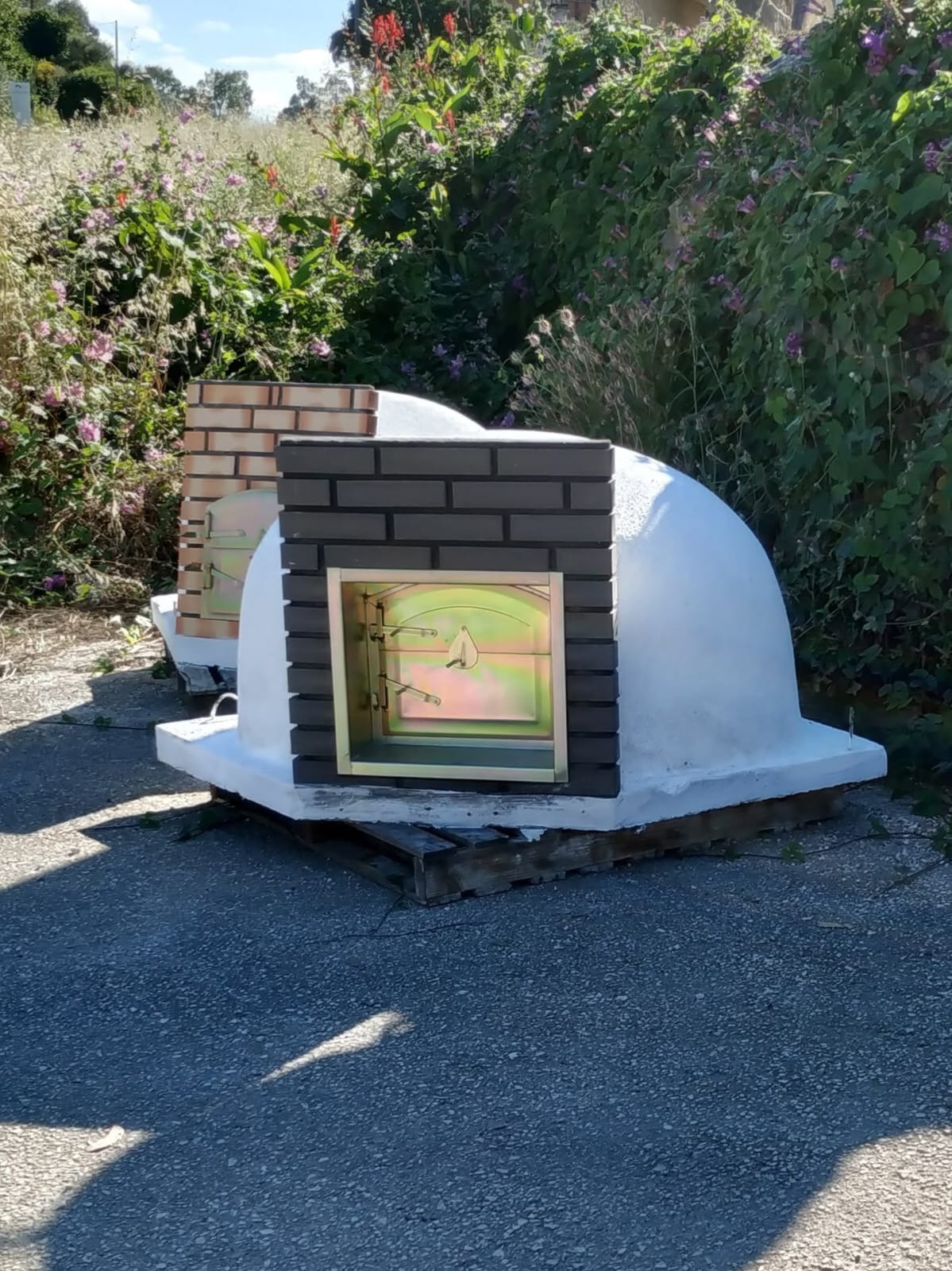 Forno a lenha de canto Portalegre em tijolo cinza, ideal para cozinhar ao ar livre com design rústico e durável.