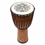 Tambor Djembe artesanal de topo largo 50cm em madeira de suar e algodão, com design tradicional indonésio e som autêntico.