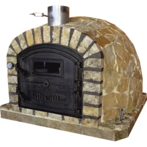 Forno a Lenha Coimbra com porta em ferro, termómetro e saída de fumos em inox, revestido em pedra amarela e xisto multicolor, pronto a usar para cozinhar com lenha.