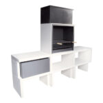 Churrasqueira Liv da Blive em betão hidrófugo e metal resistente à água, com grelha em inox, ideal para churrascos com lenha ou carvão vegetal em áreas externas.