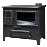 Fogão a lenha com forno em aço, portas em alumínio fundido e potência de 8,9 kW.