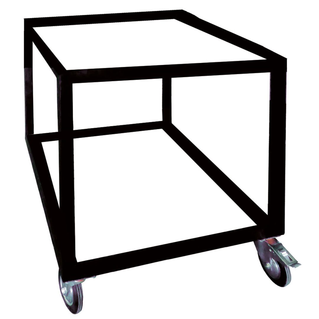 Suporte em ferro com rodas para forno a lenha, estrutura preta resistente.