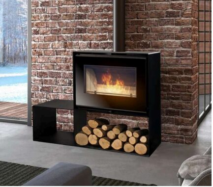 Salamandra a lenha Free Air de 7,8 kW com ventilação regulável, lenheiro versátil e design em aço resistente, ideal para aquecimento eficiente de ambientes."