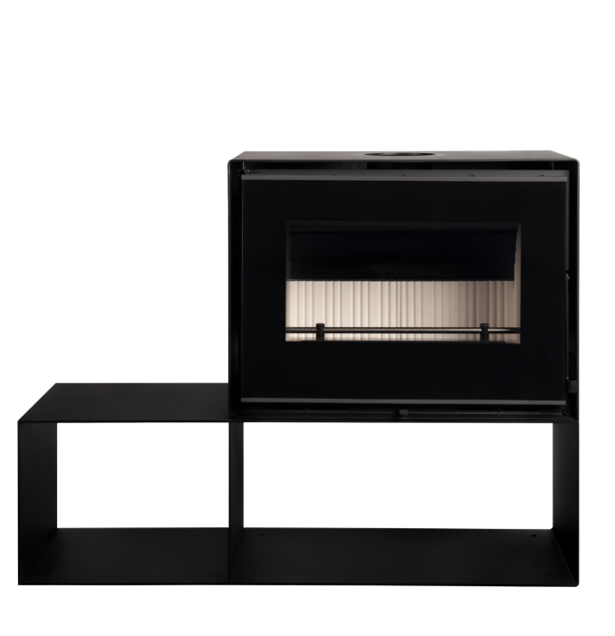 Salamandra a lenha Free Air de 7,8 kW com ventilação regulável, lenheiro versátil e design em aço resistente, ideal para aquecimento eficiente de ambientes.