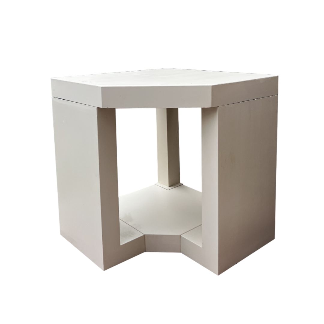 Suporte para forno de canto CAPRICE em betão reforçado pintado de bege, ideal para forno 85×85 cm. Estrutura sólida e design mediterrânico.