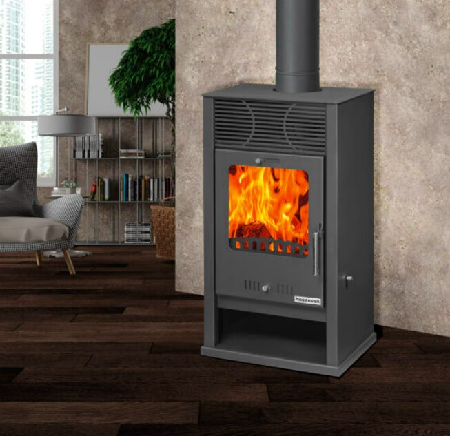 Salamandra a lenha Celine 5050 com 7,8 kW, vidro limpo e lenheiro integrado. Estrutura em aço e ferro fundido para aquecimento eficiente e duradouro.