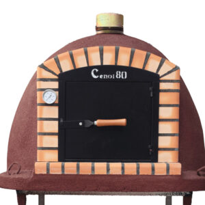 Forno de barro isolado a cortiça porta ferro