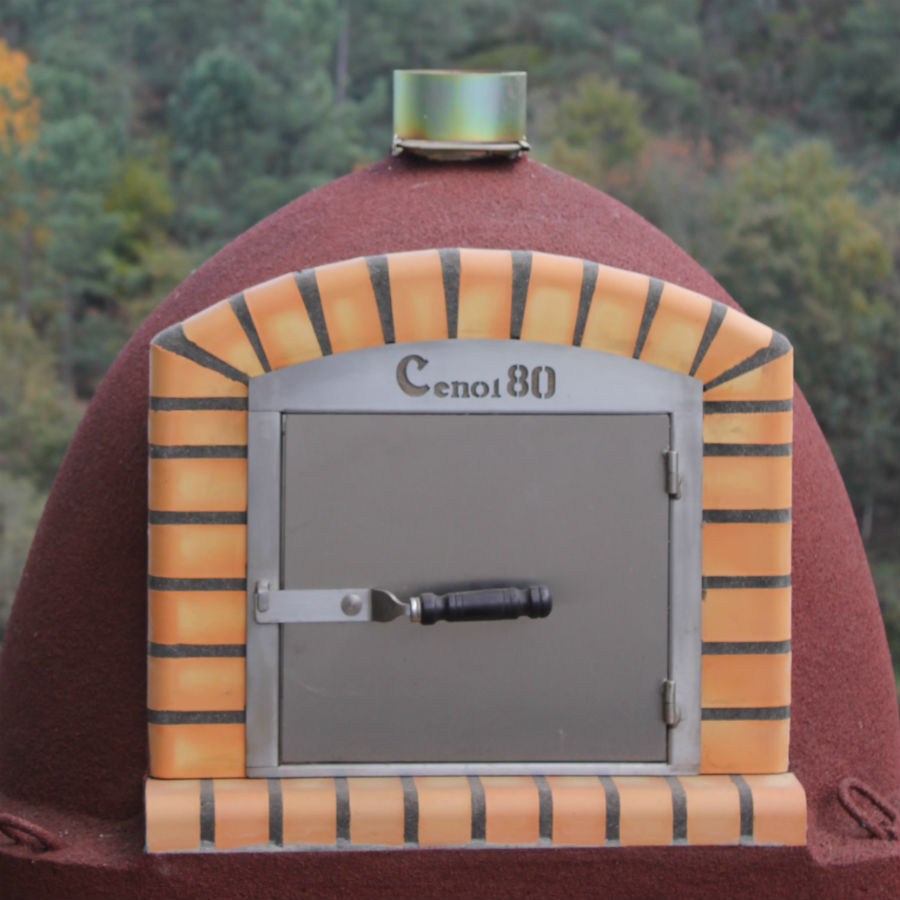 Forno de barro isolado a cortiça com porta em inox,. Estrutura artesanal em barro refratário, isolamento em cortiça natural (branca, preta ou castanha) e medidas exteriores entre 70 cm e 100 cm. Garante excelente retenção de calor e está pronto a cozinhar.