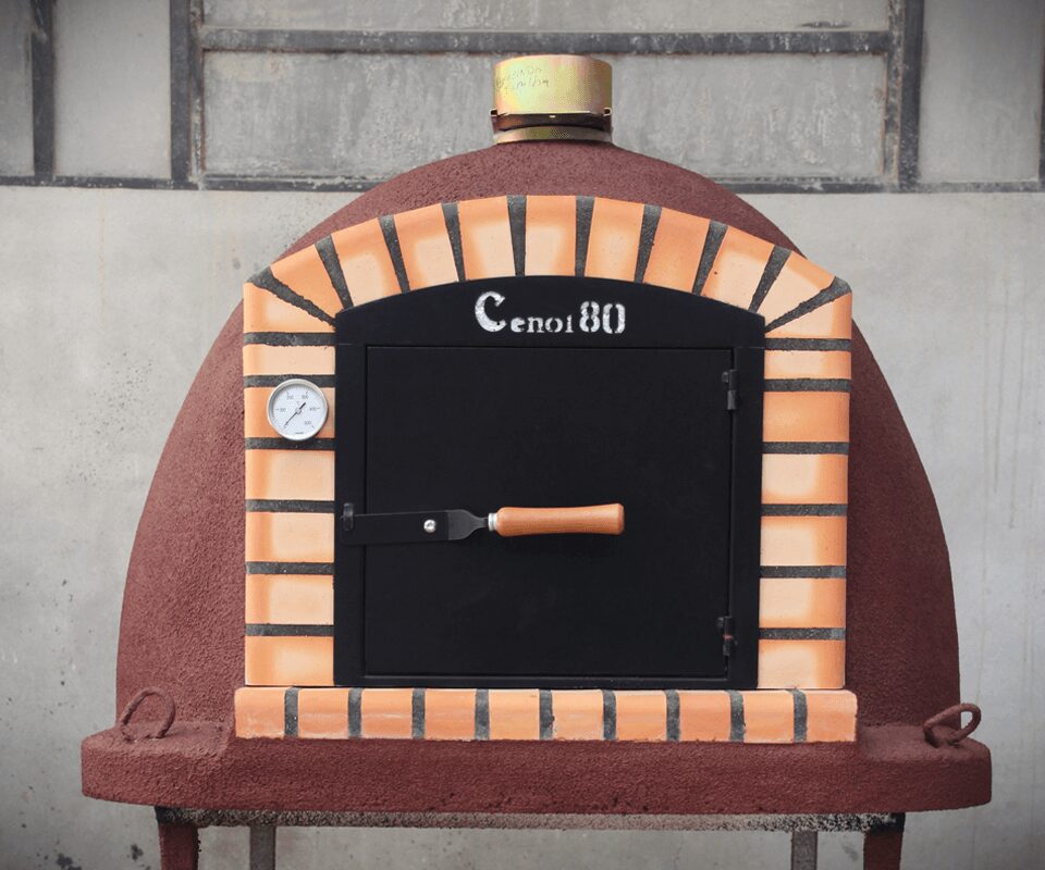 Forno de barro isolado a cortiça com porta em ferro, artesanal, pronto a cozinhar e disponível em várias medidas.